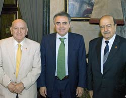 De izquierda a derecha, Sandalio Monreal, Miguel Sanz y Teófilo Espadas en una foto realizada durante su encuentro ayer en la capital navarra