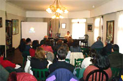 Vista de la sala durante una de las intervenciones, de la colectividad judía (foto CentroVasco.com)