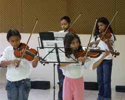 Alumnos de música del Instituto Baccarelli en la clase impartida por la orquesta vasca (foto OSE)