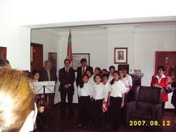 En la foto Iñaki Aguirre, Don Gernado de Gamboa y el coro de niños que dirige y el Vicepresidente del Centro, José Vicente Katarain