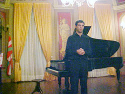 El pianista vasco Arkaitz Mendoza en la presentación que realizó del lunes en Las Flores, prov. de Buenos Aires; hoy y mañana, en Chivilcoy