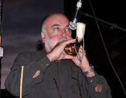 Juan Mari Beltran entertains a crowd of Boise Basques at the Cenarrusa Foundation for Basque Studies fundraiser (photo EuskalKultura.com)