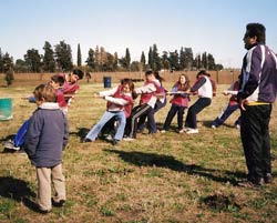 Alumnas y alumnos participantes, en plena competición deportiva de 'sokatira' (cinchada)