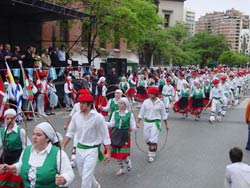 Desfile de la edición del pasado año de la Semana Vasca de Argentina (foto EuskalKultura.com)