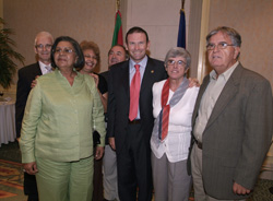 Miembros de la Euskal Etxea de Puerto Rico posan junto al lehendakari Ibarretxe (foto J.Bernardez)