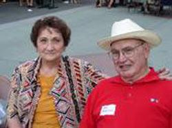 Freda and Pete Cenarrusa enjoy their evening on the Basque Block. He is Idaho's former Secretary of State (photo EuskalKultura.com)