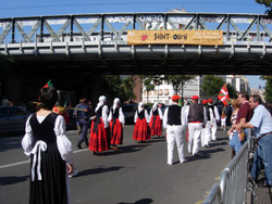 Un desfile por las calles de Saint Ouen animó el previo a la fiesta 