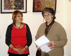 Liliana Ravena de Urruti durante la presentación de la exposición, junto a María Elena Etcheverry, presidenta de Eusketxe (foto EuskalKultura.com)