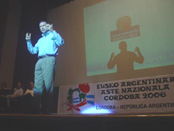 El lehendakari Ibarretxe durante una intervención en la Semana Vasca Argentina 2006, en Córdoba (foto EuskalKultura.com)