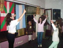 Las dantzaris de 'Villegas-ko Euskaldunak' durante el Dantzari Eguna del pasado año