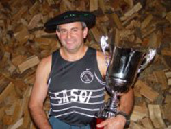 Donato Larretxea en la Liga de Oro de Campeones de Hacha. Es campeón aizkolari de Navarra y toda EH