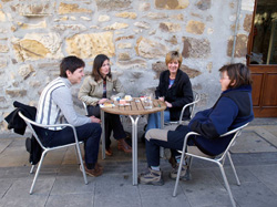 Unas <i>mintzakides</i> charlando en euskera (Foto. Mintzapraktika)