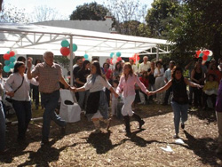 Los asistentes al encuentro bailaron una kalejira acompañados por dantzaris y músicos vascos