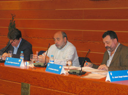 Luis de Llera, José Angel Ascunce y Manuel Aznar Soler en una de las sesiones (foto Hamaika Bide)
