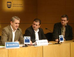 Julián Eizmendi, presidente de la Junta Rectora de Udalbide, Vale Tena, miembro de su Área de Diáspora, y Joseba Etxarri (foto EuskalKultura.com)