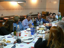 Los dos empresarios vascos cenando enel CV  Beti Aurrera (foto Centro Vasco Chivilcoy)