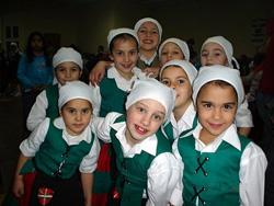 Jóvenes dantzaris del Centro Ongi Etorri de Magdalena, en la provincia argentina de Buenos Aires