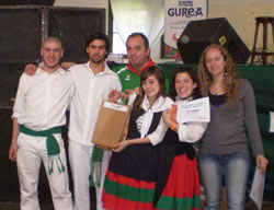 Grupo Beti Ajea de Mar del Plata, ganadores del segundo premio (adultos) de 'Gernika 70 aniversario' (foto EuskalKultura.com)