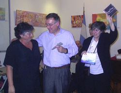 Susana Iturrioz, una de las artistas que donó obras para el sorteo, con el socio Nicolás Oliva y con María Elena Etcheverry, presidenta de Eusketxe