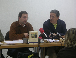 Los autores, Juan José Zubiri y Patxi Salaberri, durante la presentación del libro (foto Pamiela)
