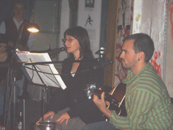 Actuación del grupo euskaldun con base en Alemania Hemendikan en la velada literaria vasca del Café Exzess (foto MPetrus)
