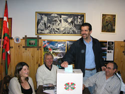 El hoy nuevo presidente de la euskal etxea carmelitana, Miguel Asqueta, posa para nuestra cámara en el momento de depositar su voto