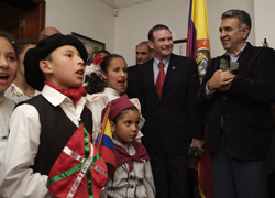 Lehendakaria Bogotako alkate Luis Eduardo Garzonekin Euskal Etxean (argazkia J. Bernardez)