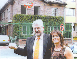 El escultor Xabier Santxotena, junto a su esposa Teresa Lafragua, muestra una maqueta de la escultura frente a la Euskal Etxea de Bogotá (foto EuskalEtxeak)