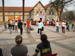 Un momento del taller de euskal dantza en el Parque Avellaneda de Buenos Aires