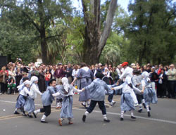 Grupo de txikis en plena kalejira