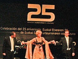 Aplausos del público para la actuación de Ainhoa Arteta y Luis Dámaso (foto Rosa Ramírez)
