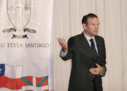 El lehendakari durante su intervención en Euskal Etxea de Santiago (foto Jon Bernárdez)