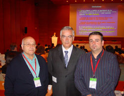 Los representantes de Udalbide Bixente Arozena (izda) y Vale Tena (drcha.) junto a Josu Legarreta, en el pasado Congreso Mundial de Colectividades