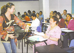 La profesora Gurutzne Etxeberria ríe con los alumnos en una de sus clases (foto Gaztezulo)