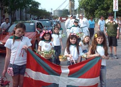 Inicio del desfile: en primer término, los txikis de la institución, seguidos de los participantes en el taekwondo que se imparte en la Euskal Etxea