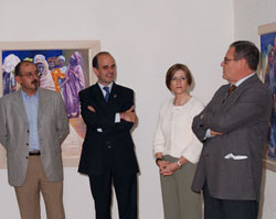 Ezkerretik eskuinera, Manuel Medrano, Alberto Catalán, Rosa Mary Ibáñez eta inauguratutako erakusketaren egilea, José Luis Urmán pintorea