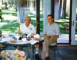 Robert Laxalt  (1923-2001) eta David Rio, liburua prestatzeko egin zuten elkarrizketetako batean 
