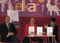 Henrike Knorr, euskaltzaina; David Rio, itzultzailea eta literatura irakaslea EHUn; eta Idoia Arozena, editorea, atzo Donostian egindako aurkezpenean 