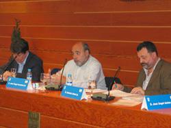 Luis de Llera, José Angel Ascunce eta Manuel Aznar Soler hizlariak jardunaldietan (argazkia Hamaika Bide)