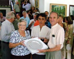 Maite Carranza entregando el obsequio al padre Martín Larrainzar el pasado 4 de noviembre