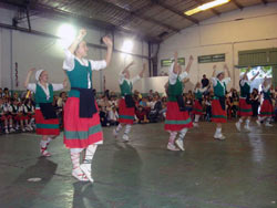 Alumnas del Instituto Euskal Echea de Capital Federal en plena actuación (foto EuskalKultura.com)