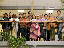 Los nueve representantes indígenas junto a los representantes de la revista Argia durante la visita que realizaron a la redacción (foto Argia)