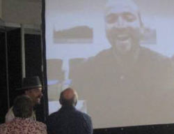 Un momento del emocionante contacto por videoconferencia entre los jóvenes estudiantes en el País Vasco y sus familiares en Chile, en el stand vasco de la Feria ExpoMundoRural (foto El aMaule)