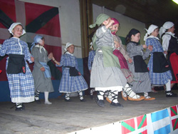 Exhibición de bailes vascos de los más txikis