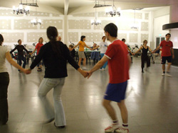 Imagen del taller ofrecido por los integrantes del Aiara Dantza Taldea en Euzko Etxea de La Plata