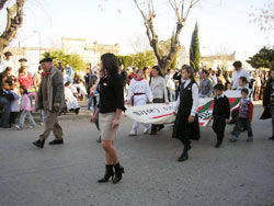 Los txikis de la entidad portan una pancarta con la ikurriña en el desfile del 142 aniversario