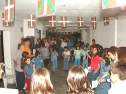Los txikis de la Euskal Etxea de la Rosario uruguaya participan en la celebración del ENE de Haize Hegoa de Montevideo (foto Haize Hegoa EE)