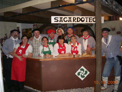 Un aspecto del stand-'sagardotegi' (sidrería) organizado por el Unión Vasca en la Feria bahiense