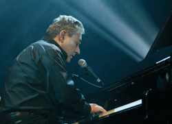 El cantautor y pianista Anton Valverde