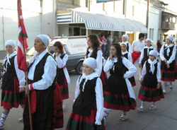 Los dantzaris de Hiru Erreka desfilando por las calles de Adolfo Gonzales Chaves